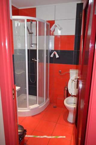 Отель Hotel Yax Кымпени Трехместный номер с собственной ванной комнатой-2